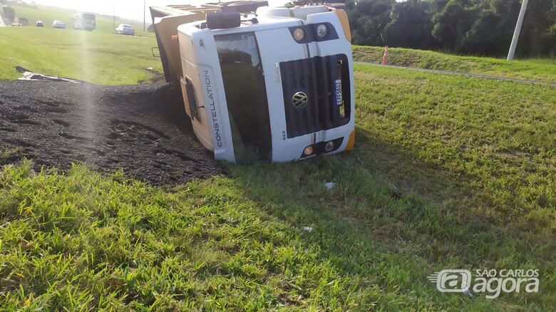 Carregado com massa asfáltica, caminhão tombou na SP-310 - Crédito: Maycon Maximino