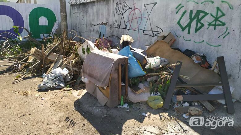 Calçada se transformou depósito de lixo ao lado do Hospital Universitário - Crédito: Maycon Maximino