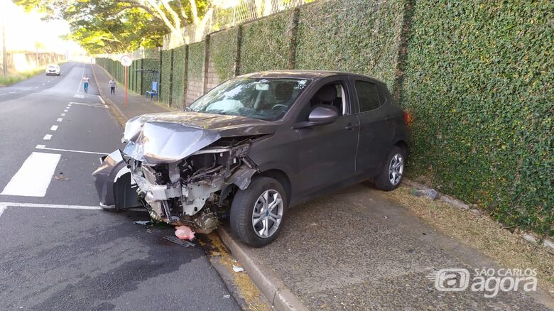 Motorista abandona veículo após colisão na Vila Nery
 - Crédito: Maycon Maximino