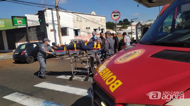 Momento em que motociclista é socorrido pelo Corpo de Bombeiros - Crédito: Maycon Maximino