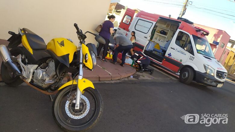 Jovem fica ferido em acidente entre carro e moto na Vila Prado - Crédito: Maycon Maximinop