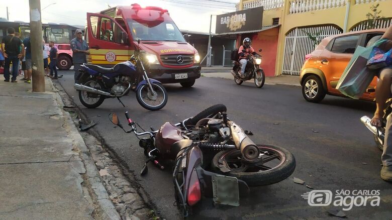 Moto foi arremessado à distância após o impacto - Crédito: Maycon Maximino