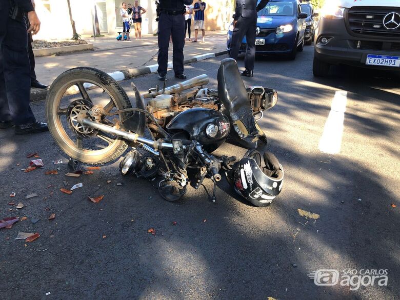 Moto ficou com a frente destruída - Crédito: Gabriel Henrique