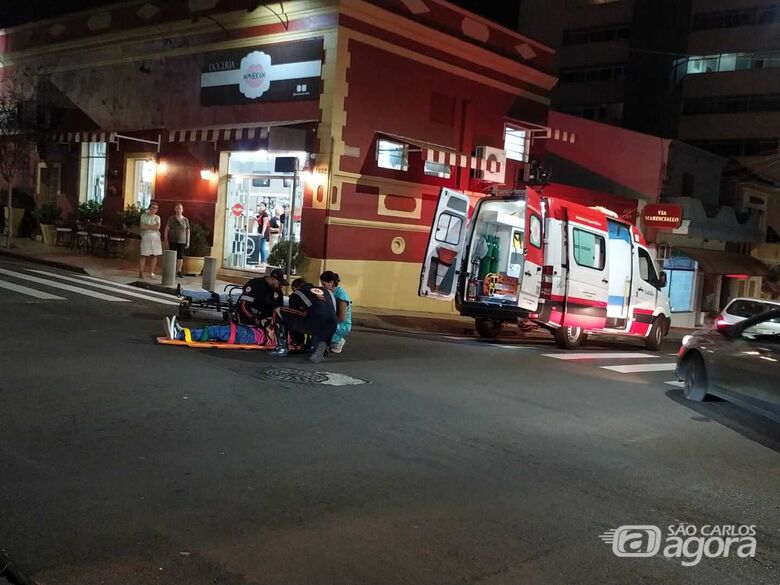 Carro avança sinal de pare e causa acidente com moto no Centro - Crédito: Maycon Maximino 