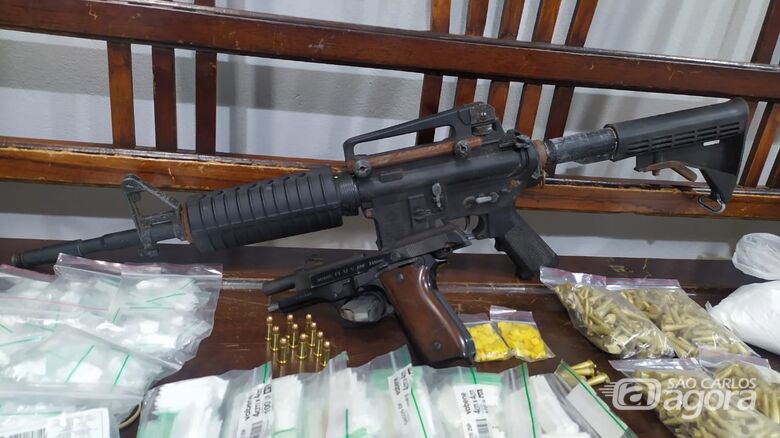Após perseguição, PM detém dupla e apreende drogas e arma - Crédito: Maycon Maximino