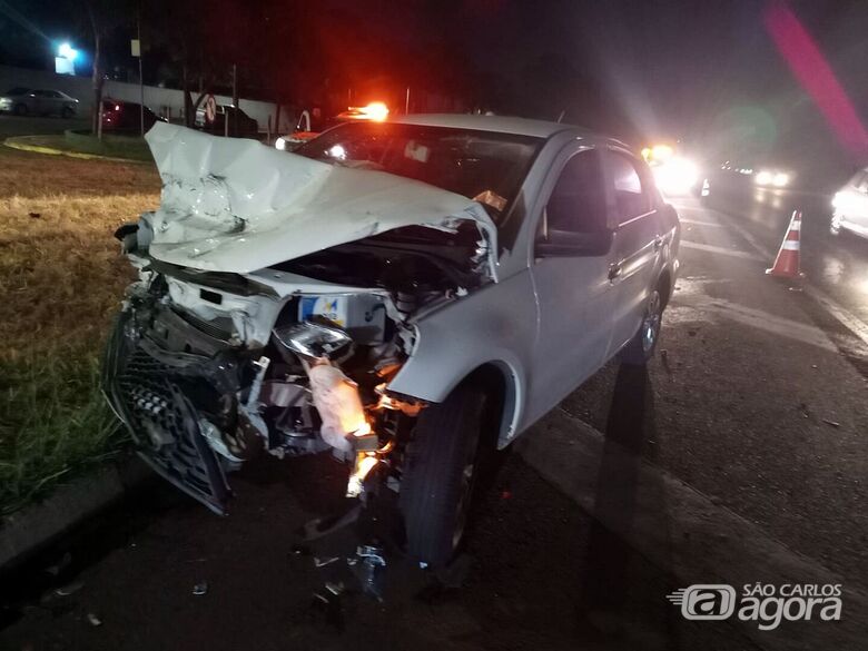 Carro ficou com a frente destruída - Crédito: Rota das Notícias