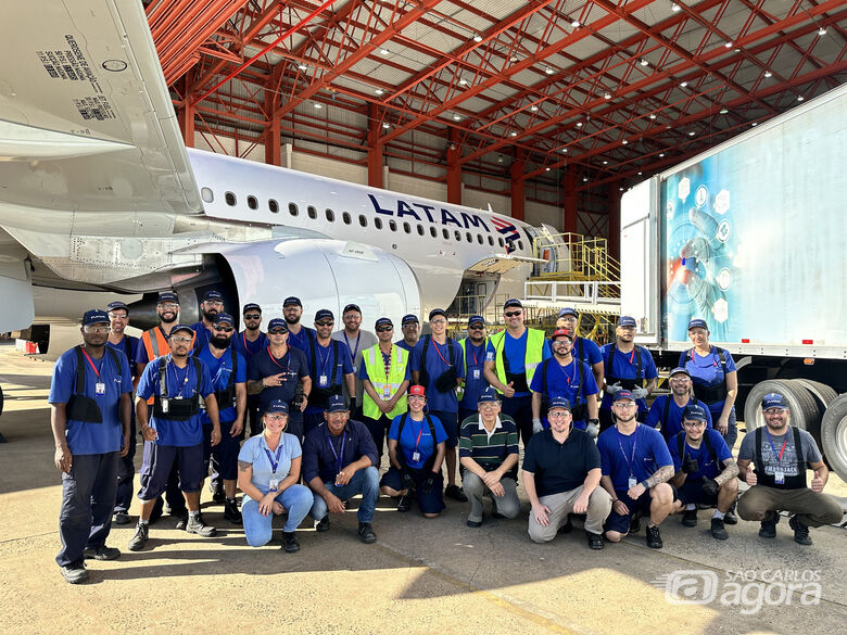 Funcionários da LATAM em frente ao recém-chegado A321 - Crédito: Divulgação/Latam