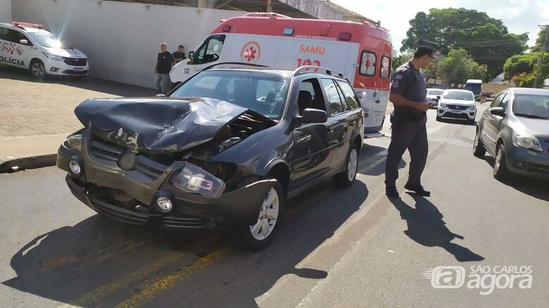 Carro ficou com a frente danificada após o acidente - Crédito: Maycon Maximino