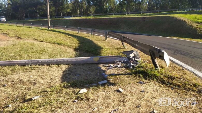 Poste caído e guardrail danificado na SP-310: motivação é desconhecida - Crédito: Maycon Maximino