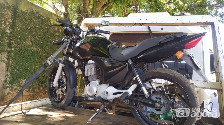Moto, com a licença atrasada, foi recolhida ao pátio municipal - Crédito: Maycon Maximino