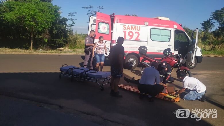 O motociclista sendo socorrido pelo Samu: lesões pelo corpo - Crédito: Maycon Maximino