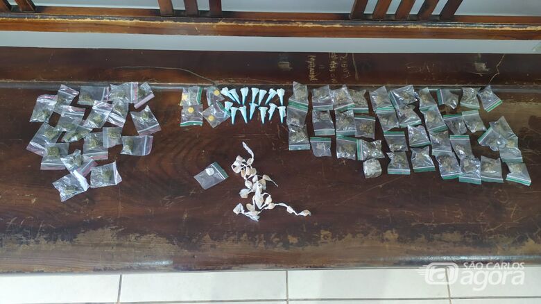 A droga que foi localizada pelos policiais durante a abordagem aos três suspeitos - Crédito: Maycon Maximino