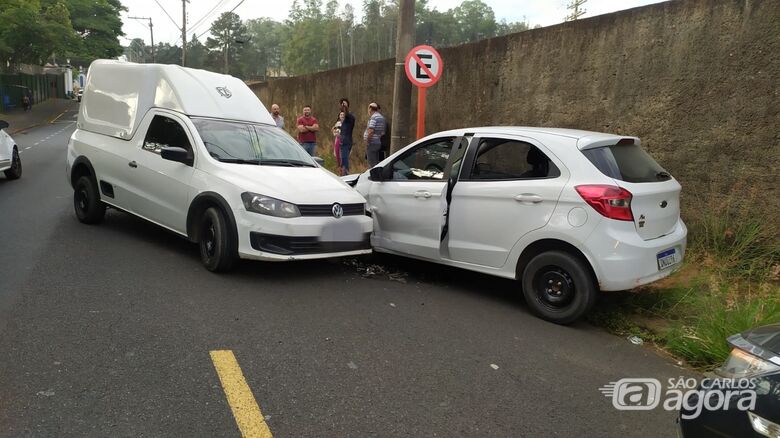 Saveiro acerto a lateral do KA e motorista ficou ferido - Crédito: Maycon Maximino