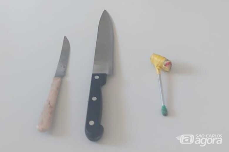 As facas e o cachimbo que estava em poder do acusado - Crédito: Maycon Maximino