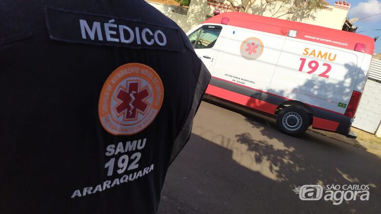 Profissionais da saúde do Samu constataram a morte de um homem de 49 anos - Crédito: Maycon Maximino