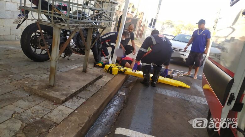 Motociclista é socorrida com escoriações por socorristas do Samu - Crédito: Maycon Maximino