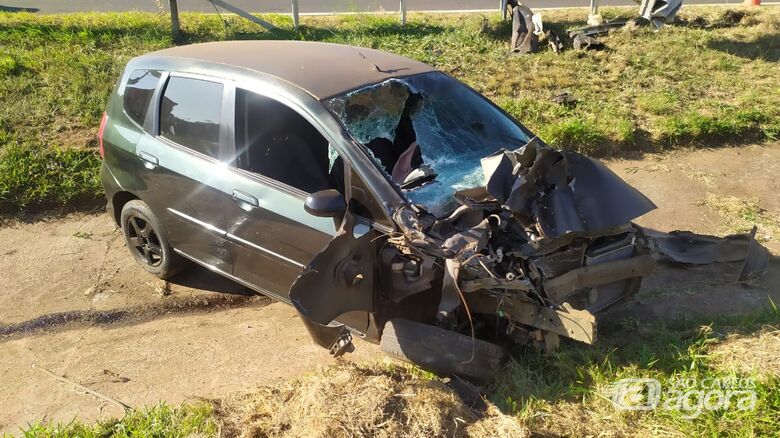 A frente do veículo ficou destruída: motorista se feriu - Crédito: Maycon Maximino