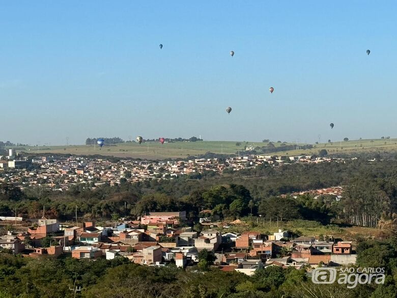 Balões no céu de São Carlos - Crédito: Colaboração/Whatsapp SCA