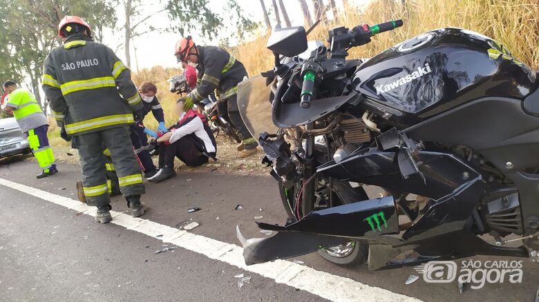 Motociclista sendo socorrido pelas equipes de resgate - Crédito: Maycon Maximino