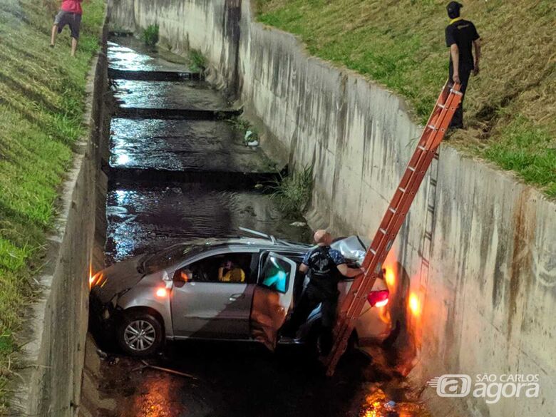 Carro caiu em córrego na região da USP - Crédito: Maycon Maximino 