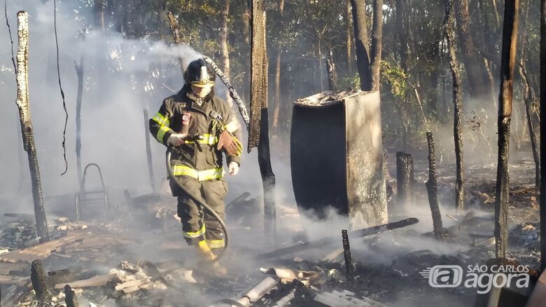 Bombeiro combate incêndio no barraco  - Crédito: Maycon Maximino 