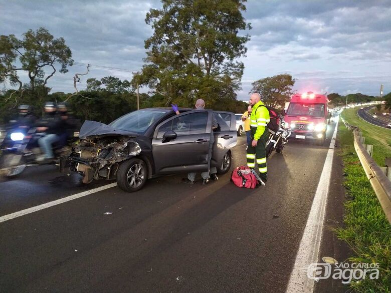 Colisão entre carro e caminhão deixa um ferido na Washington Luiz, em São Carlos  - Crédito: Maycon Maximino 