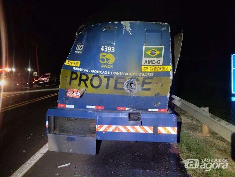 Bandidos fortemente armados atacam carro-forte na SP-318, em São Carlos  - Crédito: Redes sociais 