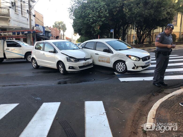 Carros batem em cruzamento no Centro de São Carlos - Crédito: Gabriel Henrique