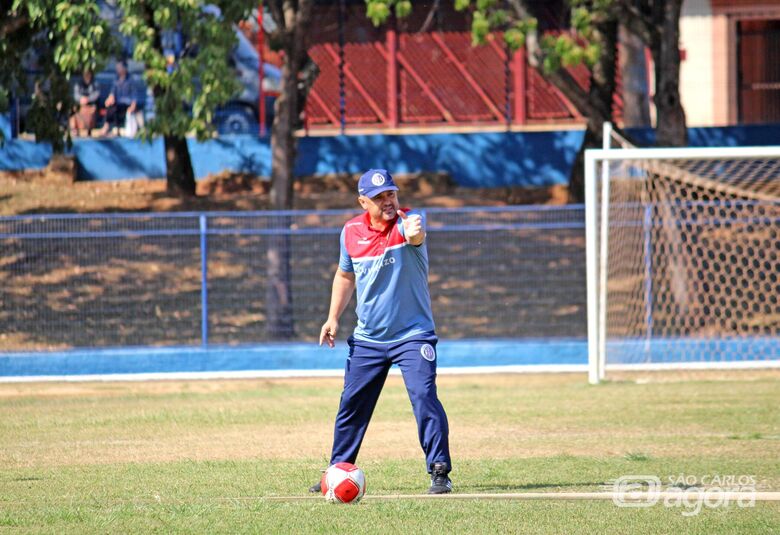 Em Araras, Grasselli acena com possíveis mudanças no Grêmio São-carlense - Crédito: Fernando Zanderin Júnior