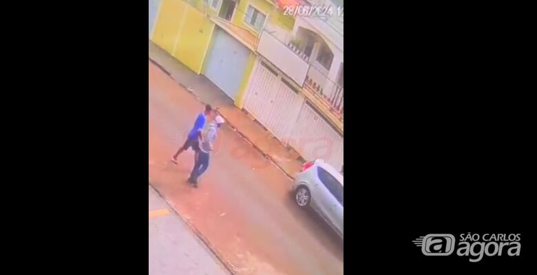 Câmera de segurança registra assalto na Vila Nery - 