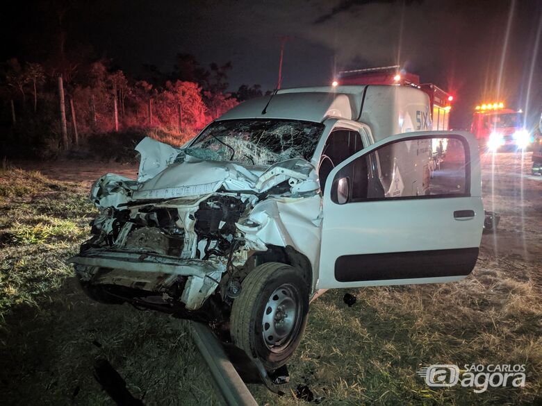 Fiorino ficou com a frente destruída após a colisão - Crédito: Maycon Maximino