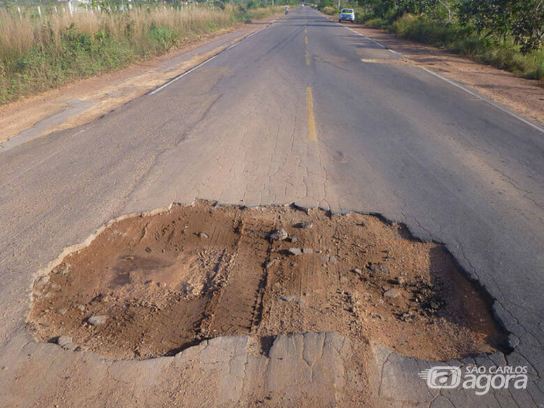 Buraco no asfalto - Crédito: Agência Brasil