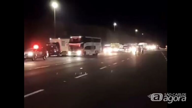 Ônibus do Santos é atacado por torcedores na Washington Luís após derrota em Novo Horizonte - Crédito: reprodução