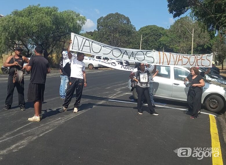 Moradores fizeram uma manifestação defronte ao Fórum Civel nesta quinta-feira - Crédito: Colaborador