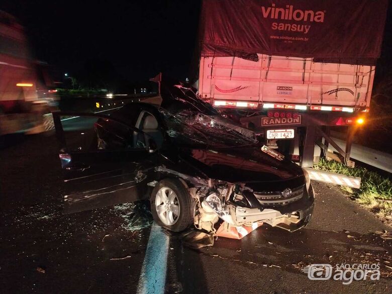 Carro ficou destruído devido ao violento impacto contra a carreta - Crédito: Maycon Maximino