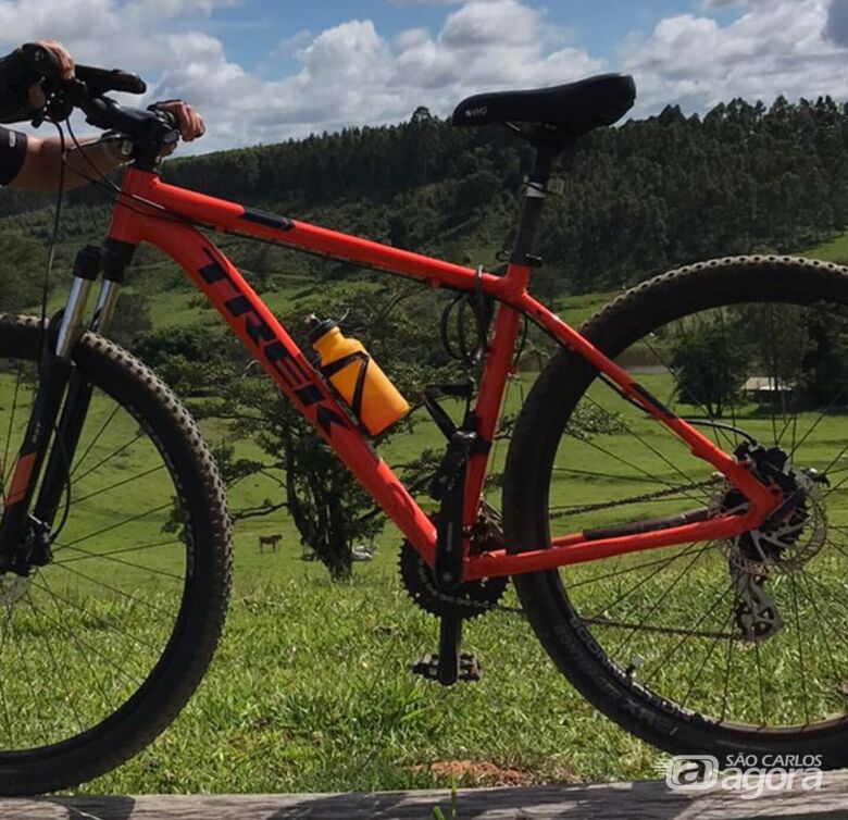 Bicicleta é furtada em garagem no Jardim Gibertoni, proprietário pede ajuda - 