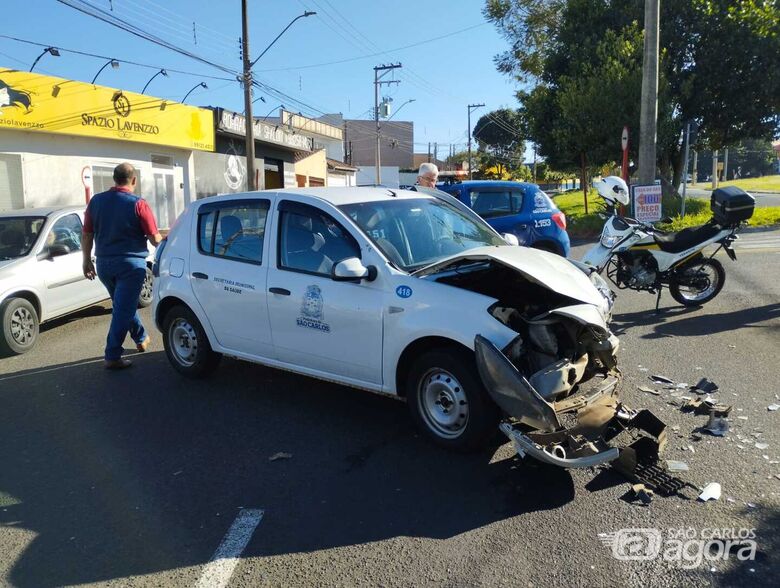 Carro da frota municipal de São Carlos teve danos de grande monta - Crédito: Maycon Maximino