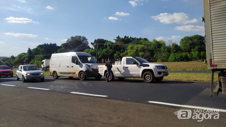 Carros envolvidos no acidente sofreram danos materiais - Crédito: Maycon Maximino