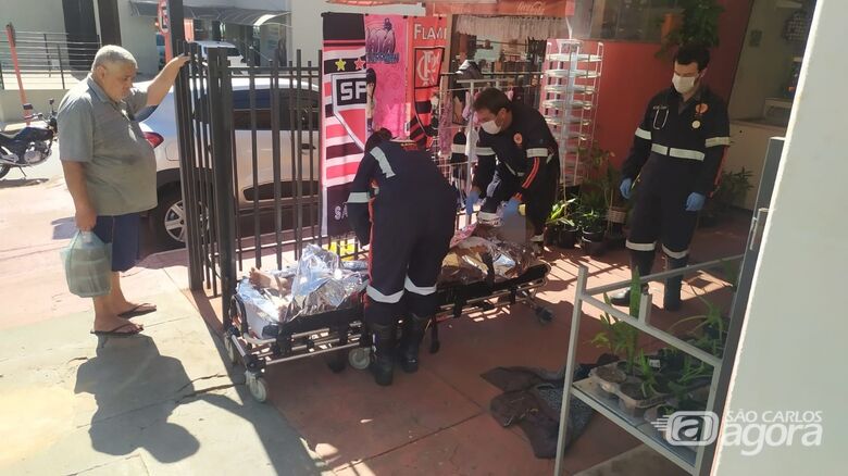 Um dos moradores de rua chegou a desmaiar após as pedradas - Crédito: Maycon Maximino