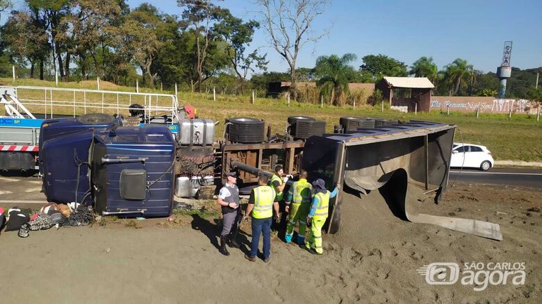 Carreta tombada causou congestionamento na WL - Crédito: Maycon Maximino