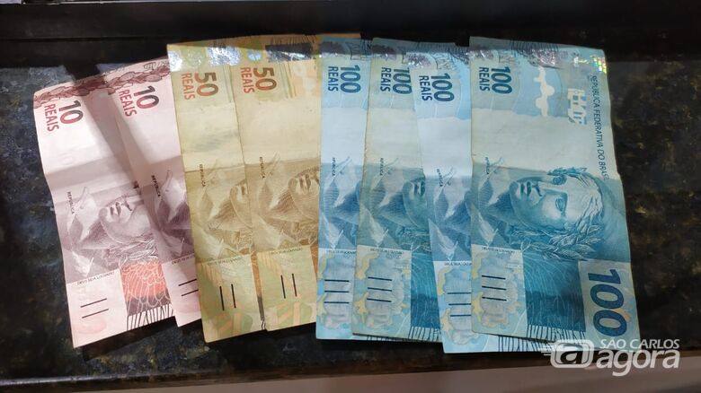 O dinheiro que iria ser furtado foi recuperado pela PM - Crédito: Maycon Maximino