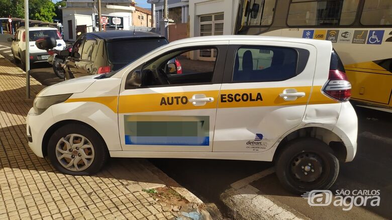Carro da autoescola subiu na calçada após a colisão - Crédito: Maycon Maximino