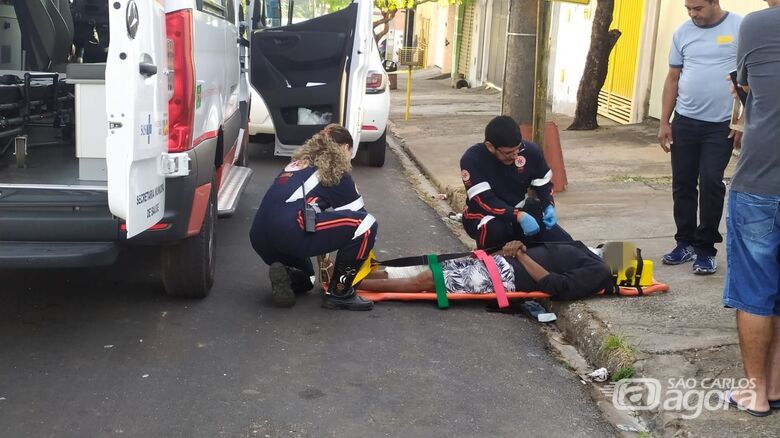 Vítima recebe atendimento do Samu: escoriações pelo corpo - Crédito: Maycon Maximino