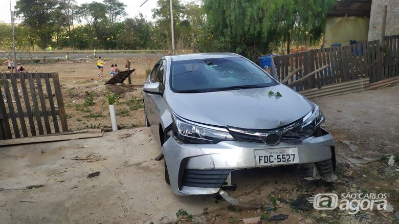 Criminoso ao volante do carro roubado, invadiu uma casa no Presidente Collor - Crédito: Maycon Maximino