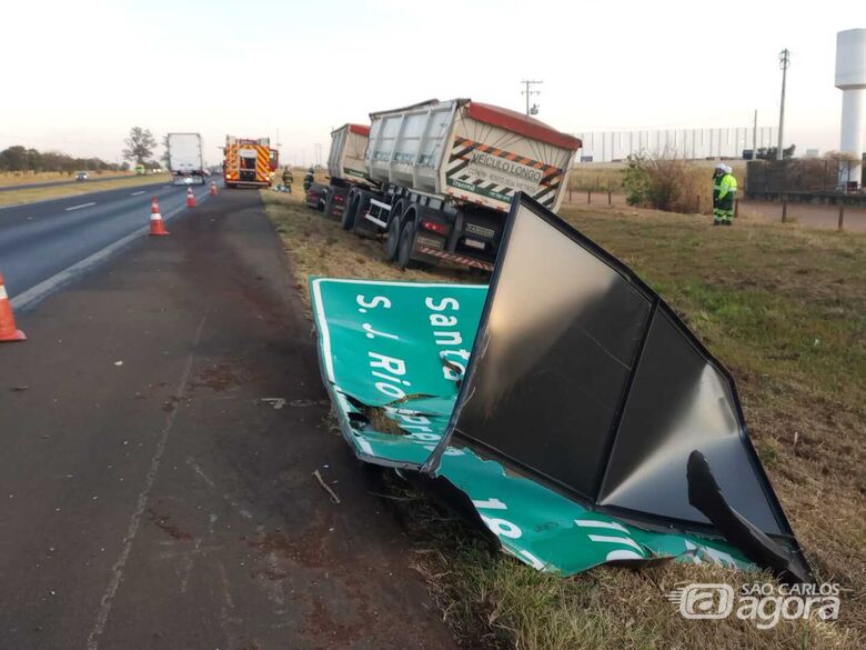 Após perder o controle, carreta colidiu em defensa e placas de sinalização - Crédito: Rota das Notícias