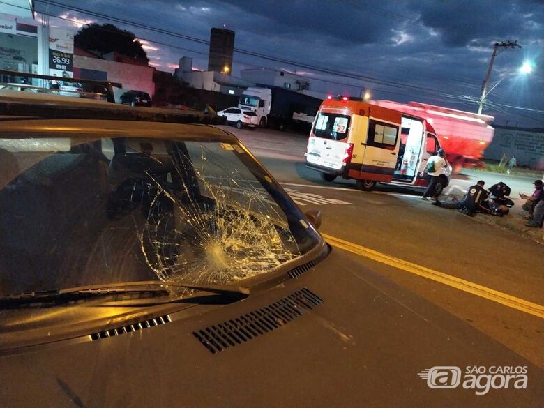 Carro é atingido por moto ao sair de posto de combustíveis - Crédito: Maycon Maximino