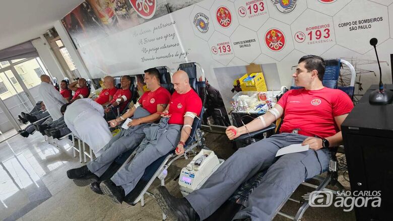Bombeiros doam sangue durante campanha "Bombeiro Sangue Bom" - Crédito: divulgação