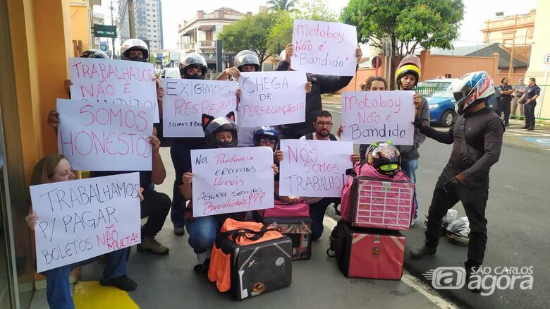 Protesto realizado na frente da Câmara Municipal - Crédito: divulgação