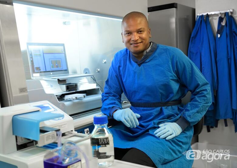 Matheus Henrique Dias, em laboratório da NKI: potencial novo tratamento aposta em estressar células tumorais com uma droga e eliminá-las com outra - Crédito: Divulgação