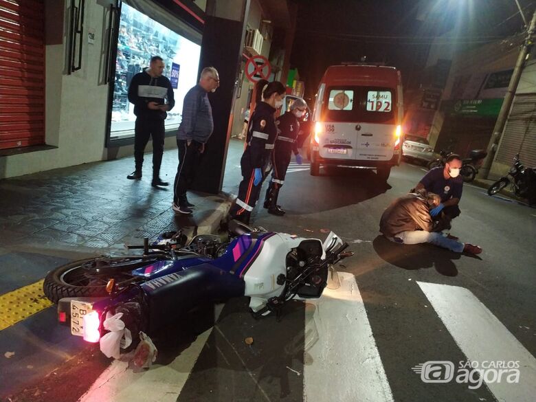 Motociclista fica desacordado após colisão - Crédito: Maycon Maximino